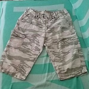 ♡Cute camo capri's♡